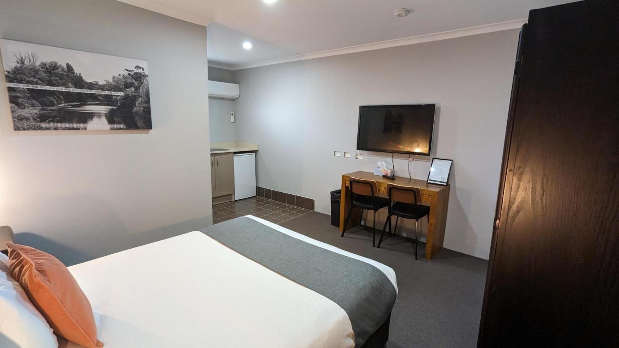 River Motel Куинбиан Экстерьер фото